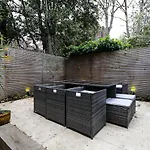 Bright 2-Bed Garden Flat With Skylights In Chelsea