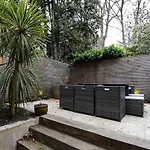 Bright 2-Bed Garden Flat With Skylights In Chelsea