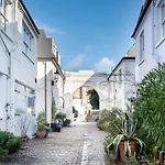 Cobbled Mews Apartment - Hyde Park W2