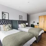 Stylish & Spacious 3 Bed Apartment With Fast Wifi, Close To Tube & Wembly