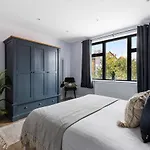 Stylish & Spacious 3 Bed Apartment With Fast Wifi, Close To Tube & Wembly