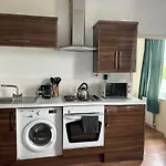 Bright Apartment Near Hyde Park