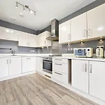 Centrally Located Spacious Flat Near Canary Wharf