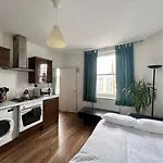 Bright Apartment Near Hyde Park