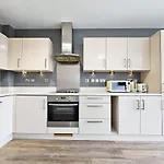Centrally Located Spacious Flat Near Canary Wharf