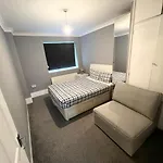 Aprt 10Mins Walk From The Shard!