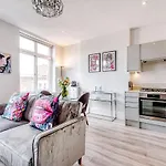 Elegant 1 Bed Apartment- Hampstead Village