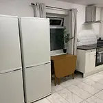 Double Bedroom With A Balcony And Ensuite Bathroom For Short Or Long Stay In London Canary Wharf With Direct Train From Heathrow, Also Convenient From Stansted And Gatwick Airport, 10 Minutes From London City Airport And Excel, 16 Minutes To Westmins