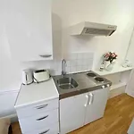 Private Studio Flat Close To Central London With Smart Tv And Workspace