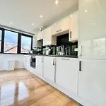 Beautifully Presented Apartment