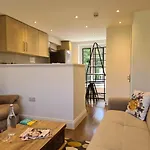 New - Family 2 Bedroom London Apartment In Quiet Street Near Parks 107-3 1Fl