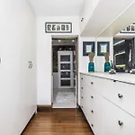 Unique Luxury Home In The Heart Of London. Air Conditioned With Private Garden
