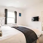 Modern & Spacious 1 Bedroom Clapham Junction Flat