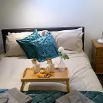 Stylish West London Get Away Shepherd Bush Market London Westfield Apartment