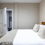 Stunning Flat In The Heart Of Parsons Green