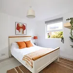 W London Apt For 4. Open Plan Kitchen/Living Room