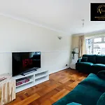 2 Bedroom House By Av Stays Short Lets Croydon With Free Wi-Fi