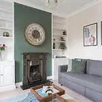 Luxury Chiswick 2 Bed Victorian Flat