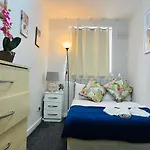 Chelsea Cromwell Road 2-Bedroom & Living Room Budget Apartment