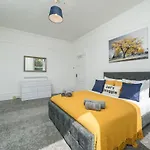 Spacious King Size 1Bed Flat In Leafy Suburb