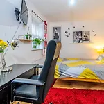 Nomad Room, 650 Mbps Internet By Unlock Rentals