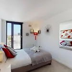 Stunning 2 Bed 2 Bath Apartment In Clerkenwell
