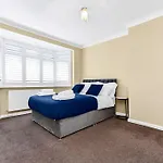 3Br Home/Fast Wi-Fi/ Quiet Road