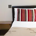 Cosy 2-Bed 2 Bathroom Apartment In London