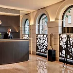 Como The Halkin