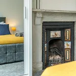 Spacious King Size 1Bed Flat In Leafy Suburb