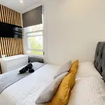 Minet Gardens - Modern Centrally Located - Suite 5