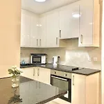 Central 1 Br-Kensington-24 7 Security-Netflix
