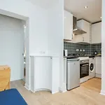 Cosy And Comfortable London Bridge Home