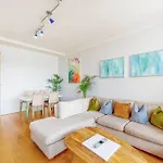 Vibrant And Sunny 2 Bedroom Apartment In Hyde Park
