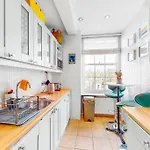 Vibrant And Sunny 2 Bedroom Apartment In Hyde Park