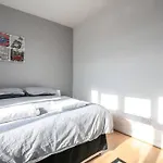 Large Modern House With Garden Sleeps 11 Guests