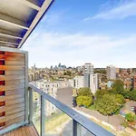 Spacious 3 Bed With City Views In Limehouse