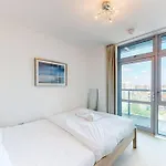 Spacious 3 Bed With City Views In Limehouse