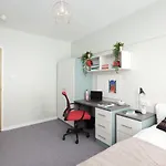 Lovely Bright Room With Shared Facilities