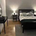 One Bed Near The River Thames.