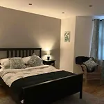 One Bed Near The River Thames.