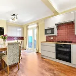 3Br Home/Fast Wi-Fi/ Quiet Road