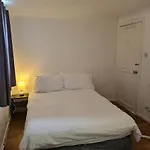 Close To Tower Bridge Central London - 4 Bedroom House - 3 Bathrooms - Free Parking 3 Cars - Sleep 9
