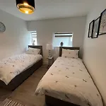 C5, Spacious 3 Bedroom Flat In Wembley
