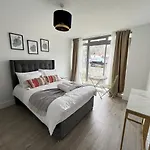 C5, Spacious 3 Bedroom Flat In Wembley