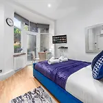Immaculate 1-Bed Studio In London