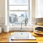 London Bridge Cosy Chic Your Perfect 1-Bed London Retreat