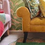 City Cottage With Cosy Garden In London