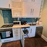 Gorgeous Hyde Park Home With Lift-Elevator Access & Nice View