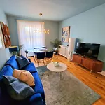 Gorgeous Hyde Park Home With Lift-Elevator Access & Nice View